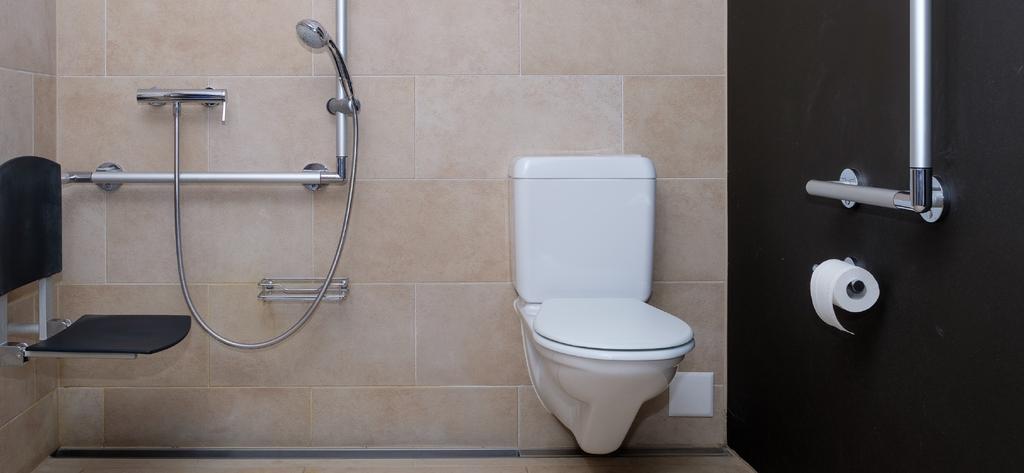 011 Technisches Merkblatt Duschräume mit WC > > Dimensionierung, Anordnung und Ausstattung Inhalt Duschräume kombiniert mit WC müssen je nach Art der Nutzung unterschiedliche Anforderungen erfüllen.