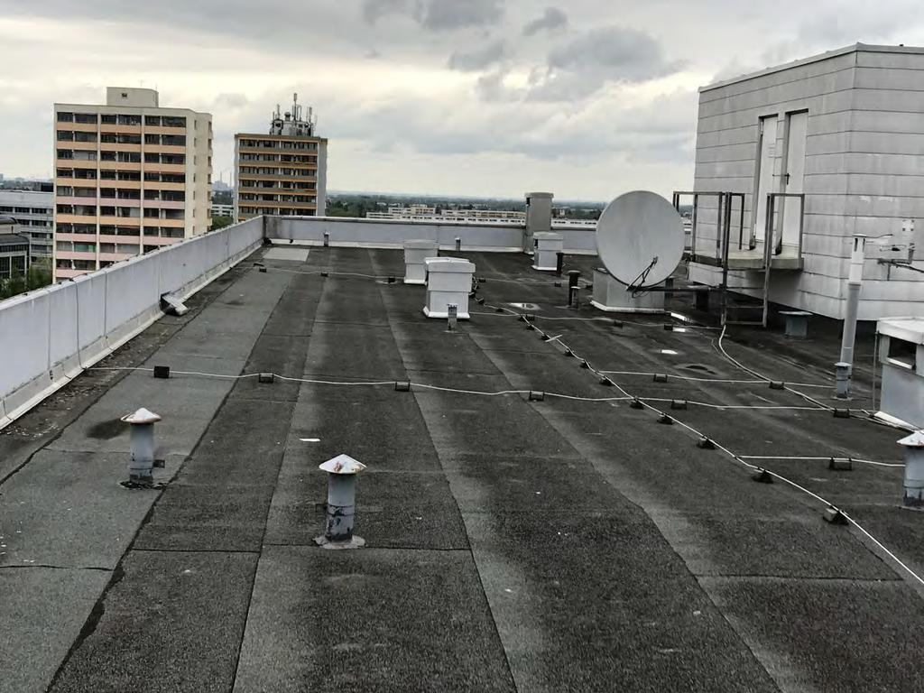 Installation PV-Anlagen im Bestand Starke Zergliederung des Daches durch zahlreiche Aufbauten Höhe der Attika erfordert einen größeren Abstand der Modulreihen um Verschattung zu minimieren Dadurch
