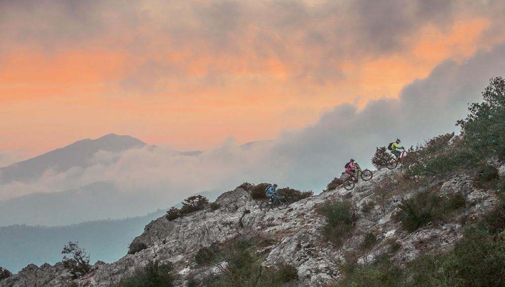 DEN GIPFEL IM BLICK, DAS ABENTEUER IM KOPF Uphill Flow #uphillflow Wir sind bereit für neue Wege. Mit dem emountainbike verschieben wir unsere Grenzen und entdecken, was wirklich in uns steckt.