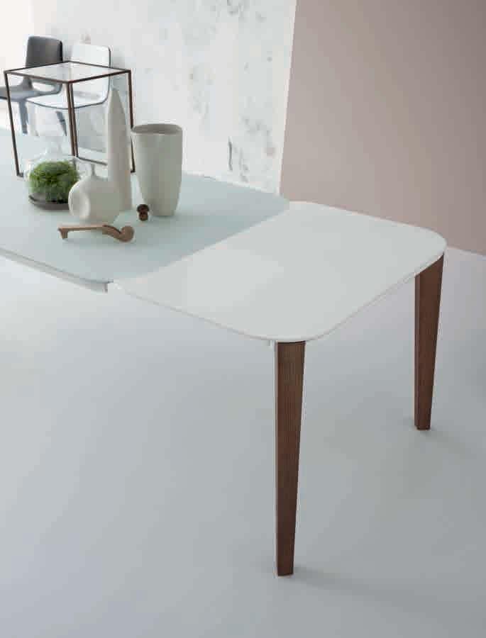 sehr hell weiß geätztes Kristallglas; die Verlängerung und das die Tischplatte umfassende Profil sind aus matt weiß lackiertem Holz,
