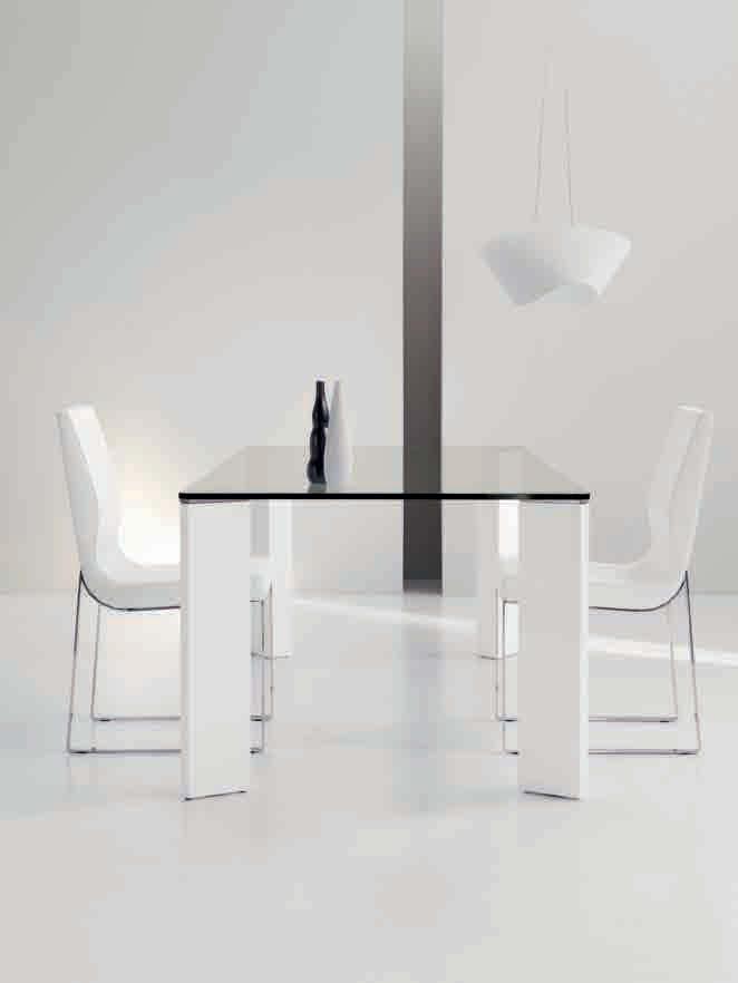 Laud_design Mauro Lipparini Sedia / Chair / Stuhl / Chaise Raja Laud Laud è un tavolo sso con il piano di forma rettangolare o rotonda ed è caratterizzato da un immagine di grande e etto scenogra co,
