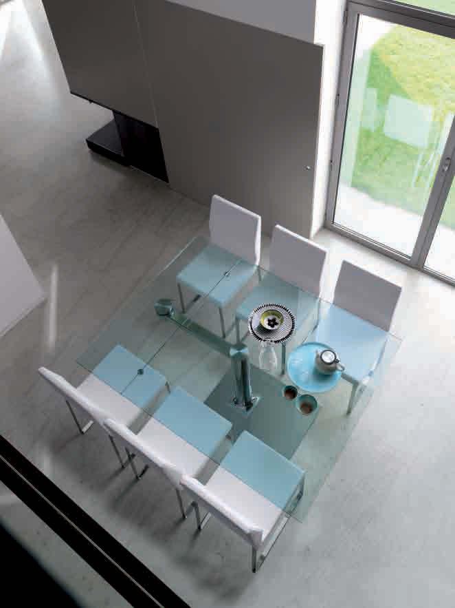ovale. Plinto è un tavolo allungabile realizzato in forma quadrata e rotonda. Ha la struttura in acciaio cromato e il piano in cristallo trasparente.