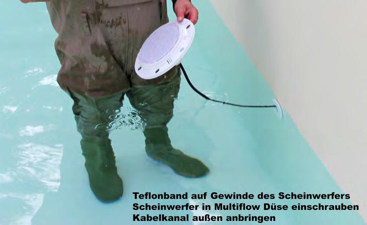 Unterwasserscheinwerfer montieren (falls vorhanden) Das Kabel des LED Unterwasserscheinwerfers wird durch die Mulitflow Düse nach außen geführt.