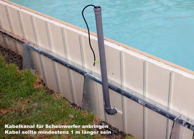 Durch den außen montierten Kabelkanal tritt auch bei abgeschraubtem Scheinwerfer kein Wasser aus dem Becken aus.