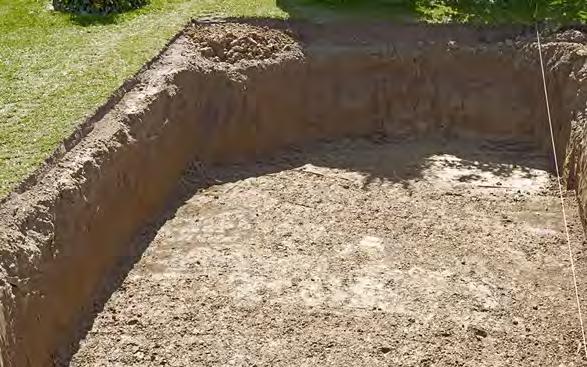 Das Becken kann auch nur teilweise in den Boden eingelassen werden. Die Tiefe wird in diesem Fall um den aus dem Boden herausstehenden Teil reduziert.