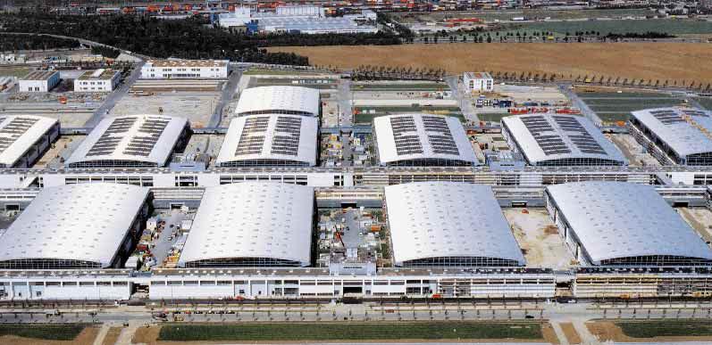 FVS DGS Themen 2000 Abbildung 2 PV-Anlage von Siemens Solar mit einer Leistung von 1 MW P auf dem Messegelände in München-Riehm [3]. trische Energie von etwa 850 kwh erzeugen.