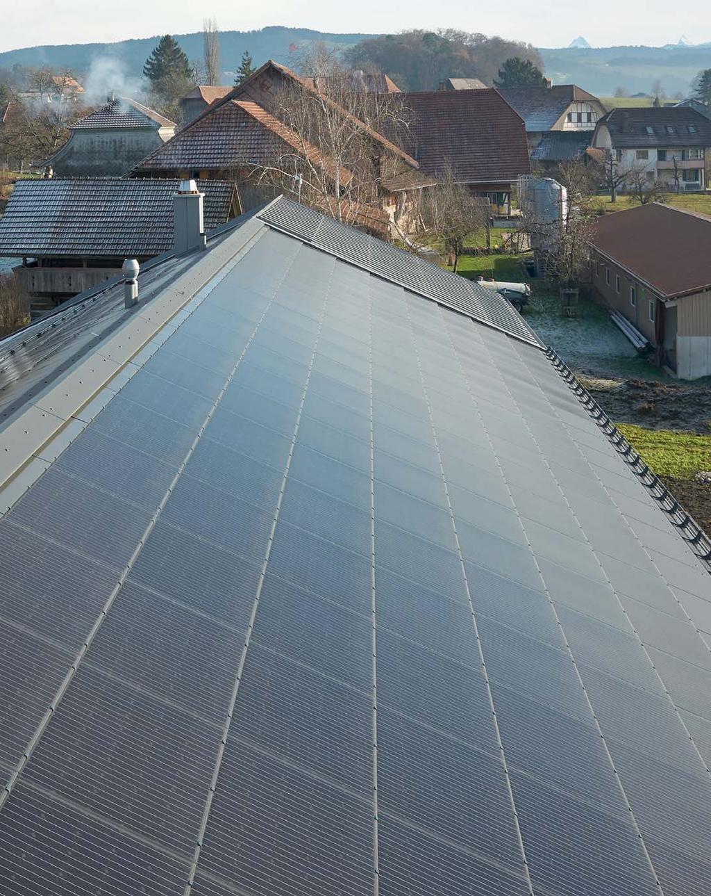 Solarsysteme Die Solarsysteme 19 Photovoltaiksystem: Die Zukunft der Energiegewinnung Die Eternit (Schweiz) AG liefert als Komplettsystem-Anbieterin das kommissionierte Gesamt- System vom Modul über