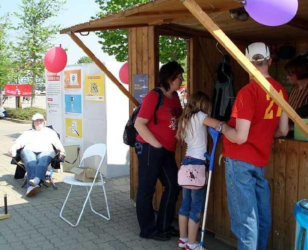 Traditionell eröffnete unser Ortsverband am 1. Mai mit einem Informationsstand zum Streetballturnier die Aktionen um den 5. Mai. Ronald Römer Zu allen genannten Veranstaltungen sind Interessenten, ob behindert oder nicht, natürlich herzlich eingeladen.