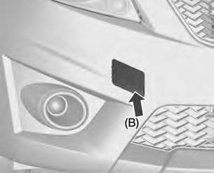 Fahrzeugwartung 191 Lösen Sie die Abdeckung durch Drücken auf die mit dem Pfeil gekennzeichnete Stelle (A - Basismodell / B - Modell mit Sonderkarosserie) und entfernen Sie die Abdeckung.