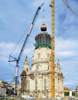 August/September 2004 7 Kran& Bühne 60000 verfolgen spektakulären Hub in Dresden Haube aufgesetzt Der Liebherr LG 1550 von Maxikraft setzt der Dresdner Frauenkirche ihre Turmhaube auf.