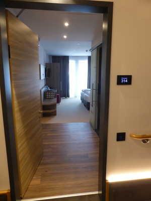 Zimmertyp: Doppelzimmer Bewegungsfläche vor wesentlichen, immobilen (feststehenden) Einrichtungsgegenständen (z.b. Schrank) - Breite: 500 cm.