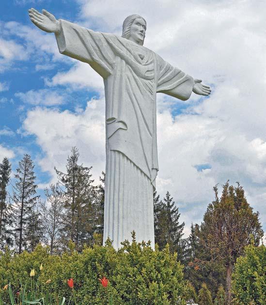 stáročia. Monumentálna socha Ježiša Krista v Kline na Grape Orava, tento hornatý a rázovitý kraj, na severe hraničiaci s Poľskom, je vklinený medzi Kysuce, Turiec, Liptov a masív Západných Tatier.