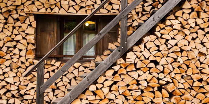 51 Wassergehaltstufe im Holz Einheiten Frisches Holz 50-60 % 1 rm (Raummeter) Waldtrockenes Holz 25-30 % 1 fm (Festmeter) 1 m³ geschichtetes Holz (mit Luftzwischenräumen), ca.