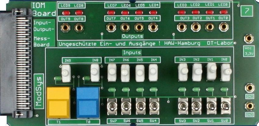 2.3.6. Input-Output-Messboard (IOM) Das Input-Output-Messboard dient zur Eingabe von Signalen über 8 Schalter, 2 Taster und 10 Buchsen sowie zur Ausgabe von Signalen über 10 Buchsen.