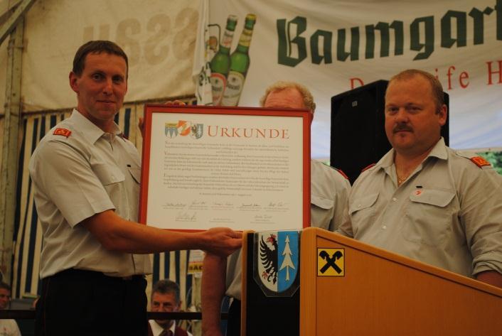 Anbei der Urkundentext: 122 Jahre waren für uns Anlass, uns an die gute Nachbarschaft zu erinnern, die uns mit der Feuerwehr Vichtenstein seit Bestehen der Feuerwehr Rain verbindet.