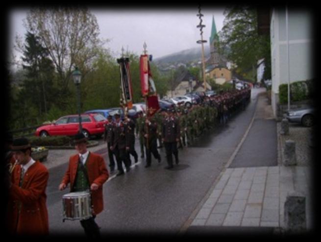 02. Mai 2010: Florianifeier Gemeinsam mit der FF Vichtenstein marschieren wir, begleitet von der Trachtenmusikkapelle Vichtenstein, zur Pfarrkirche, wo der Gottesdienst zu Ehren des hl.