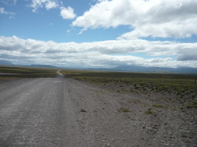60 km Fahrt erreichten wir Balmaceda, den Grenzort nach Argentinien. Der Grenzübertritt war wieder sehr einfach.