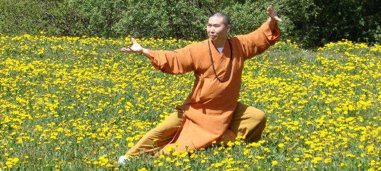 Großmeister Shi Yong Dao Geboren am 06.09.1964 in Dengfeng, Provinz Henan. Meister Shi Yong Dao hat sich bereits in seiner Kindheit zum Buddhismus bekannt.