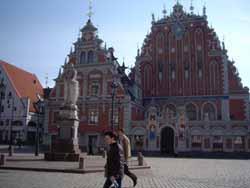 Mit Alida in Riga Nach der Schule bin ich dann mit Alida nach Riga gefahren, dort haben wir uns schon vieles angesehen wie z.b. das Freiheitsdenkmal, die Oper, das Rathaus, die Domkirche und ein wenig den Jugendstil der Häuser in der Altstadt.