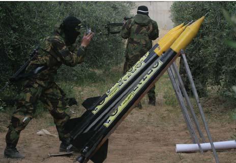 Links: PIJ Aktivisten mit einer Quds-Rakete. Rechts: PIJ-Aktivisten feuern eine Quds-Rakete (Aus dem Jahresbericht der Jerusalem-Battalions, PIJ-Website, April 2008). 7.