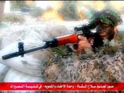 Getarnte Aktivisten des El-Nusseirat-Battalions der Izz ad-din al-qassam Brigaden. Links: Getarnter Infanterie-Betreiber.