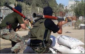 Rechts: Eine Produktionsreihe von Al-Jassin-Panzerabwehrraketen. Links: Terroristen, die mit Al- Jassin Raketen trainieren.