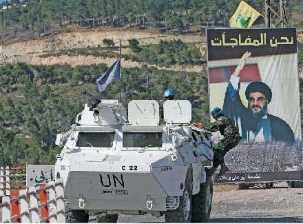Teil VI: Terrororganisationen im Libanon Hiisbollllahs Angriiffffspolliittiik und Vorgehensweiise Ein UNIFIL-Schützenpanzer fährt in der Nähe eines Plakats mit Hassan Nasrallah vorbei, auf dem steht