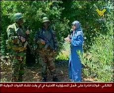 Zwei bewaffnete und uniformierte Hisbollah-Aktivisten, interviewt im Dorf Aita al-shaab, Südlibanon. Links: Eine Nahaufnahme des Gewehr eines Aktivisten (Al-Manar-Fernsehen, 15. Juli 2007).
