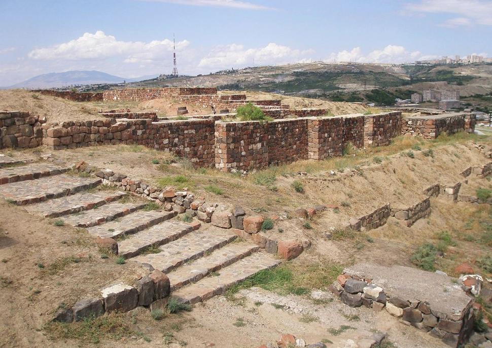 Besichtigung des wichtigsten Wallfahrtsortes Armeniens, wo der Überlieferung nach Gregor, der Erleuchter, wegen der Verbreitung des Christentums in eine tiefe Grube gestoßen und über viele Jahre