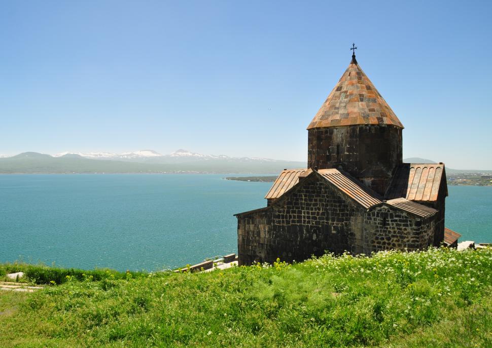 Kreuzigung. Fahrt nach Arutsch, einer der alten Karawanenorte an der Seidenstraße. Besichtigung einer der größten Kirchen Armeniens und der Überreste einer alten Karawanserei.