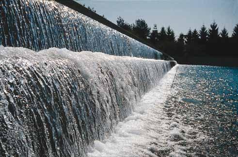 Der Weg des Zürcher Grundwassers Seit über 70 Jahren fördert die Wasserversorgung Zürich Trinkwasser aus dem heute 25 Hektaren grossen Grundwasserfeld Hardhof.