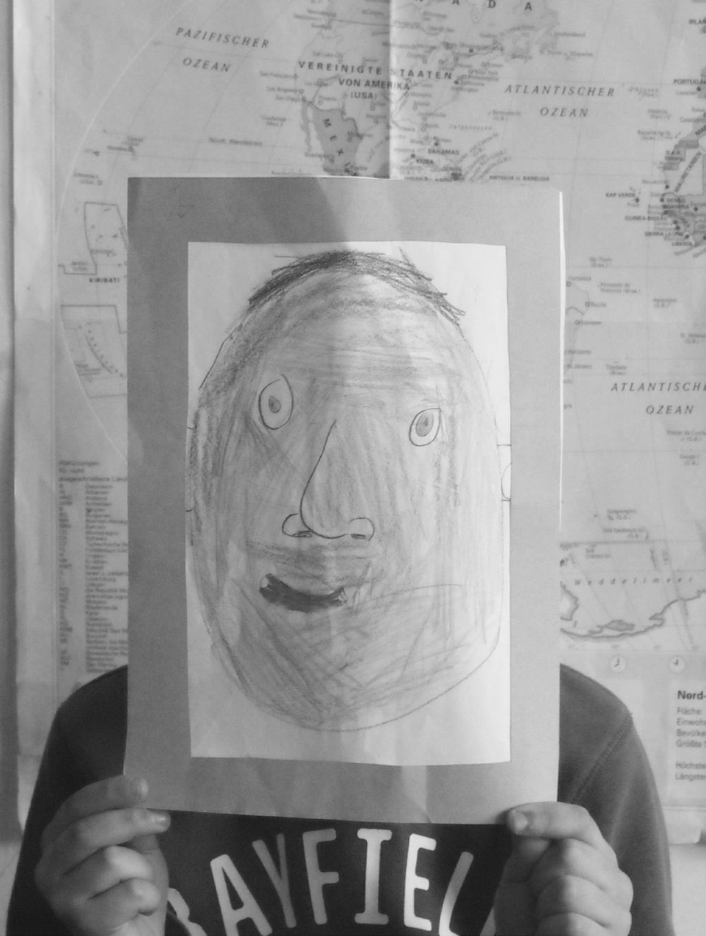 2.3. Ablauf Jedes Kind erhält Papier, Buntstifte, einen Handspiegel sucht sich die passende Hautfarbe für ein Selbstporträt aus.