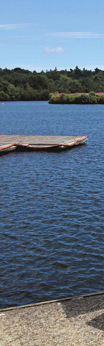 1. Wie heißen die Teile am Boot? Gilling Gebogenes Ende des Segels (durch Latten gestützt) Das Fotos rechts und das auf der nächsten Seite zeigen einen Optimisten.