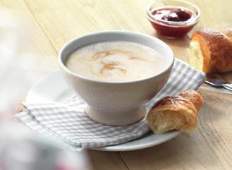 Café au lait Der französische Cafè au lait wird üblicherweise in einer Schale serviert und