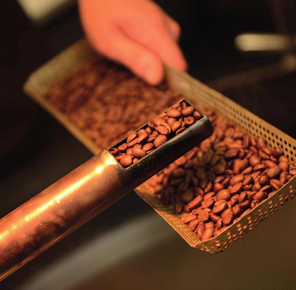 HACOs Kaffeemanufaktur Genuss ist unser Handwerk! Bei Temperaturen von ca. 200 C veredeln wir im Trommelröster höchstens 15 Kilogramm Rohkaffeebohnen zu einer unserer Kaffeespezialitäten.
