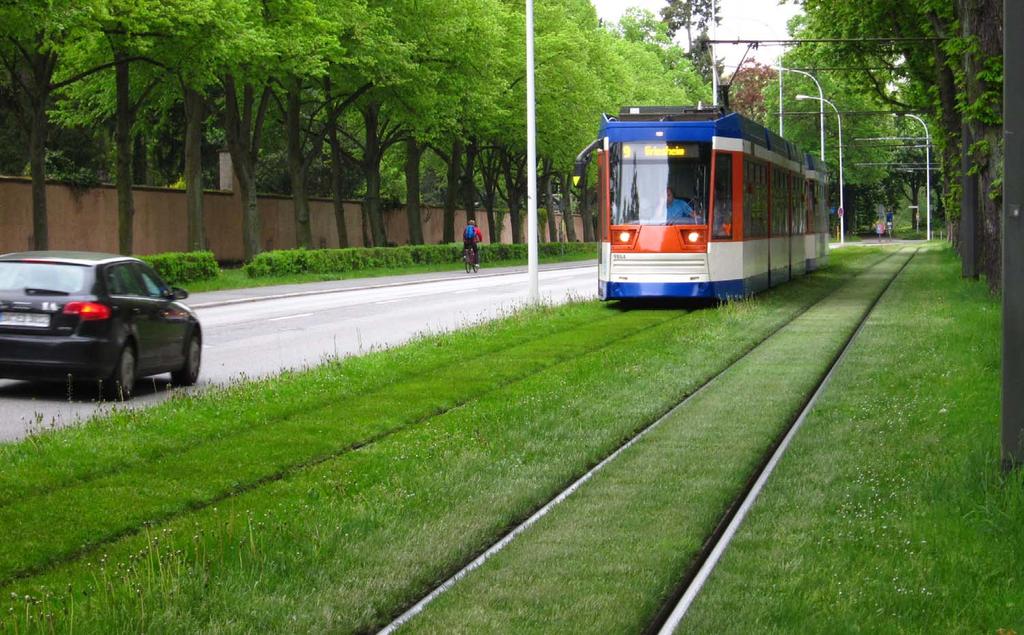 Vorteile der Straßenbahn gegenüber dem Bus Fahrzeuge + keine Luftschadstoffemission entlang der Strecke + großes Sitzplatzangebot und flexible