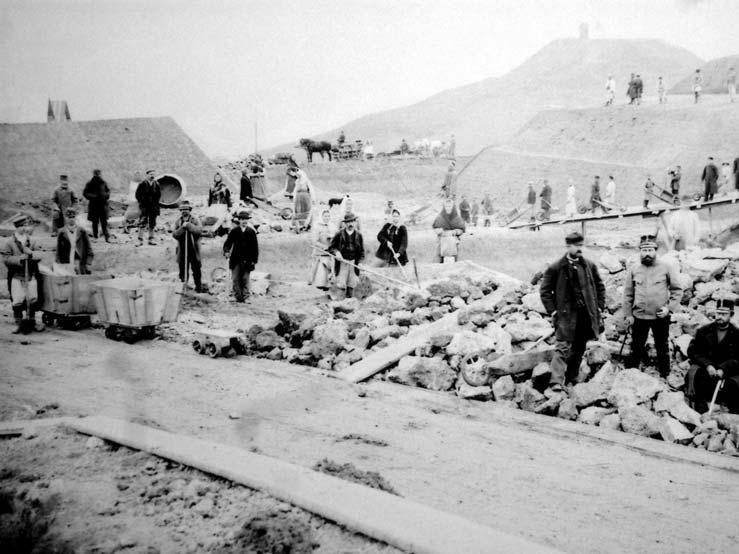 Fotografia zachytáva robotníkov pri stavbe