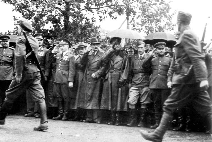 Partizáni I. partizánskej brigády M. R. Štefánika na prehliadke v Detve. Pochodujúci partizán vľavo má cez plece prehodený samopal vz. 42 ZK-383 (AM-SNP).