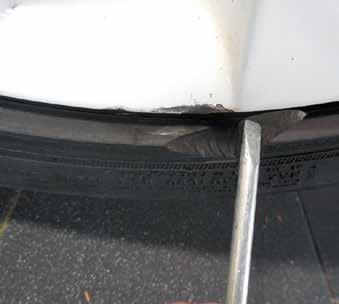 Ausbrüche oder Einschnitte, die über den Profilgrund hinausgehen Reifen mit Dimensionen und/oder Geschwindigkeitskennbuchstaben und/oder Traglastkennziffern, die nicht für das Fahrzeug zugelassen