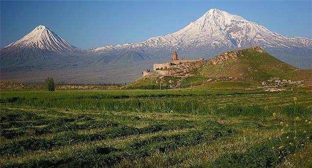 Im Schatten des Ararats... Die schönsten Wanderungen in Armenien mit Besteigung des 4000er Aragats, höchster Berg des Landes. Bei dieser Reise stehen nicht sportliche Höchstleistungen im Vordergrund.