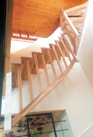 Eingestemmte Holzwangentreppe - Buche deckend lackiert Handwerkliche Maßanfertigung aus Massivholz nach DIN 18334. Stufen-, Wangen- und Handlaufstärke ca. 40 mm.