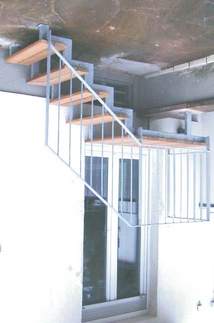Verzinkte Stahl-Zweiholmtreppe mit aufgesattelten Stufen aus Bangkirai-Massivholz bestehend aus zwei abgetreppten Stahlrohrholmen und aufgesattelten Massivholzstufen aus Bangkirai, Stärke ca. 45 mm.