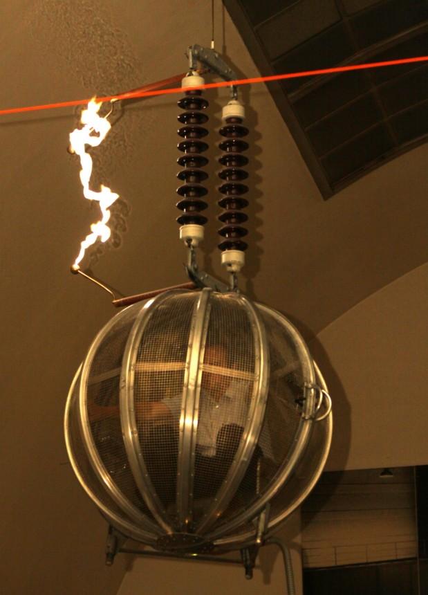 Faradayscher Käfig Ein komplett geschlossene Hülle aus leitendem Material schirmt elektrische Felder