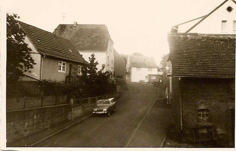 Brauhausstrasse in den 60iger Jahren Ab ca. 1980 Leerstand des Hauses, Herr Derbort lebte bis zu seinem Tod in Burghaun, bei seiner Tochter Elfriede.