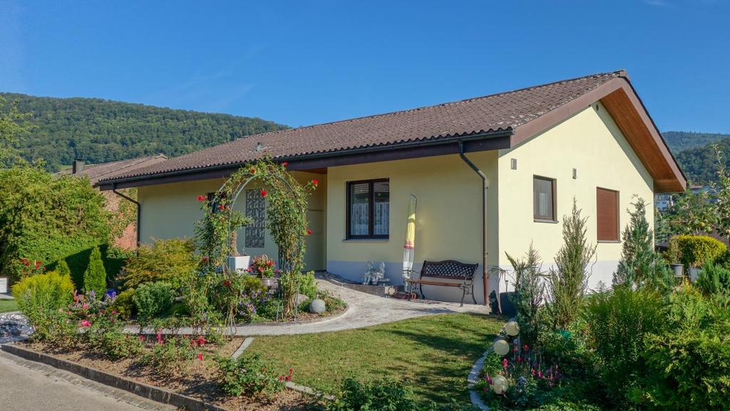 zu verkaufen: Einfamilienhaus mit gepflegtem Garten, Garage und Wintergarten An ruhiger und zentraler Lage