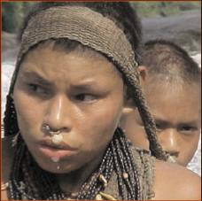 WER SIND SIE? Isoliert lebende Stammesvölker bewohnen die abgeschiedensten Gebiete Perus, isoliert von der modernen Zivilisation und anderen Stämmen.