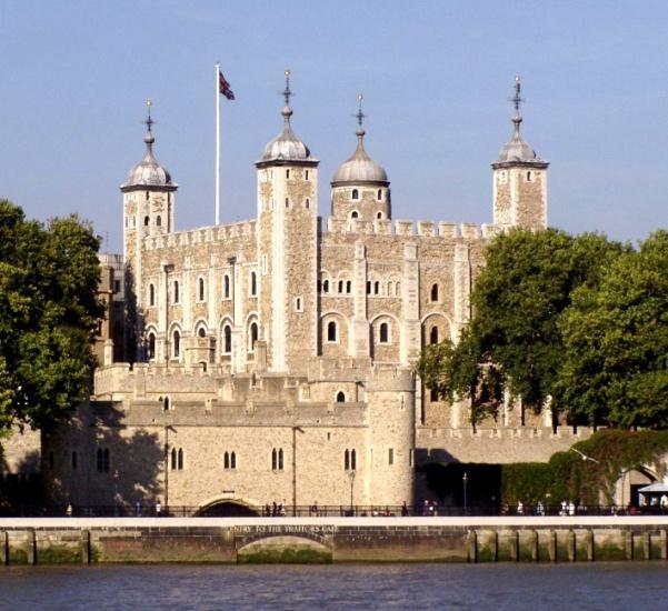 Tower of London (Londýnska veža) Malebná pevnosť, ktorá počas svojej histórie plnila najrôznejšie účely.