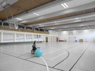 Lichttechnik Die Sporthalle der Klinik beleuchtet die THLA von Regiolux. Diese Spezialleuchte garantiert mit 100 Prozent Direktlicht beste Sehbedingungen für Sport und Bewegungstherapie.