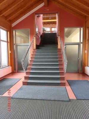 Seiteneingang Vorhandene Schwellen/Stufen: 6 Höhe der Schwelle/Stufe: 14 cm Die Treppe hat gerade Läufe. Die Treppe hat einen einseitigen Handlauf.