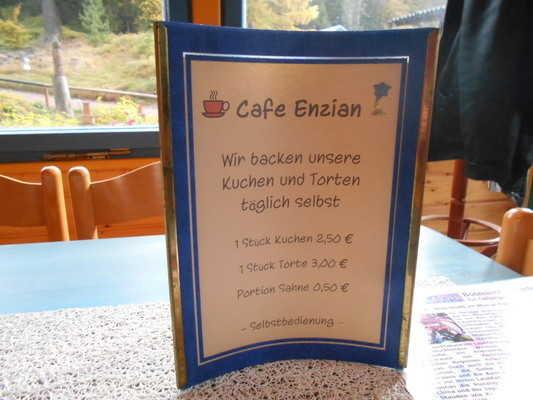 Café und Imbiß Cafehaus Außenbestuhlung am Café Angebotskarte Auf